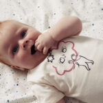 Kremowe body dla dziecka z krotkim rekawem Chmura wzor scaled 1