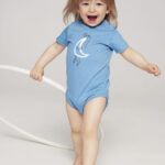 Niebieskie body dla dziecka z krotkim rekawem Ksiezyc przod scaled 1