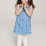 Sukienka dla dziecka na ramiaczkach niebieska Chmury przod scaled 1