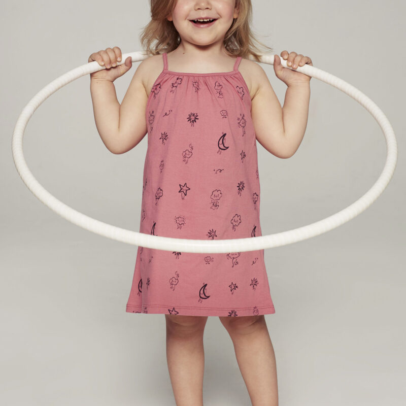 Sukienka dla dziecka na ramiaczkach rozowa Chmury przod scaled 1